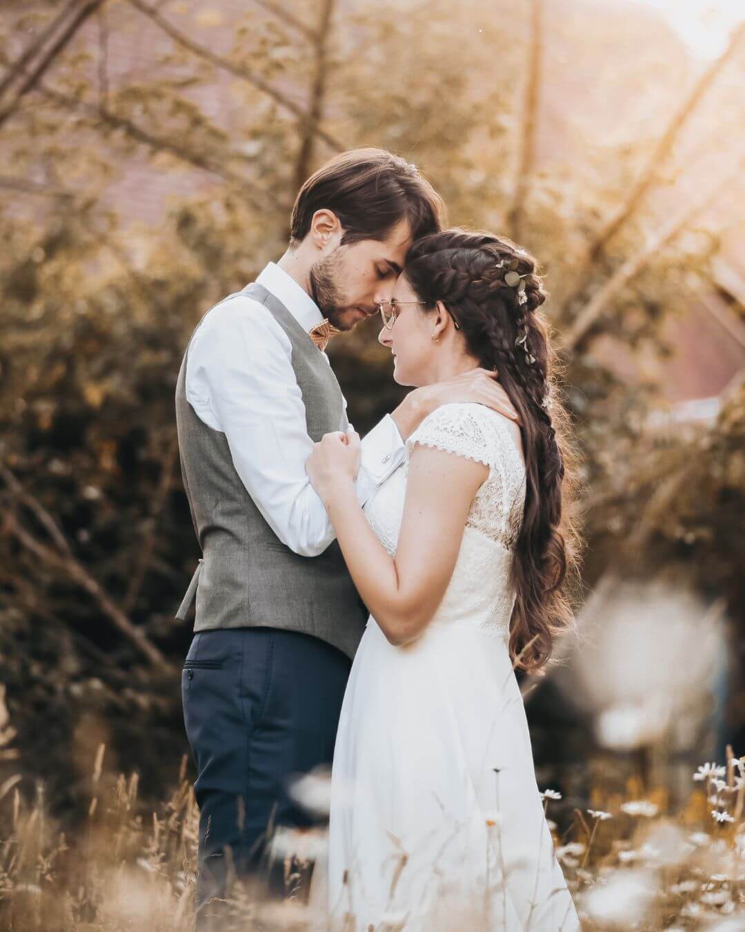 Couple de mariés en séance photo à la golden hour