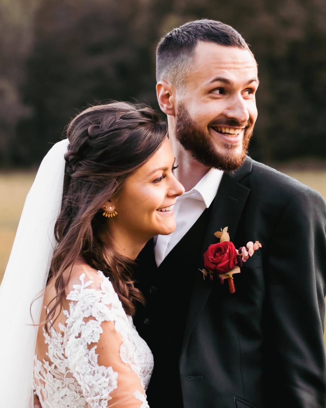 Couple de mariés en séance photo avec le sourire