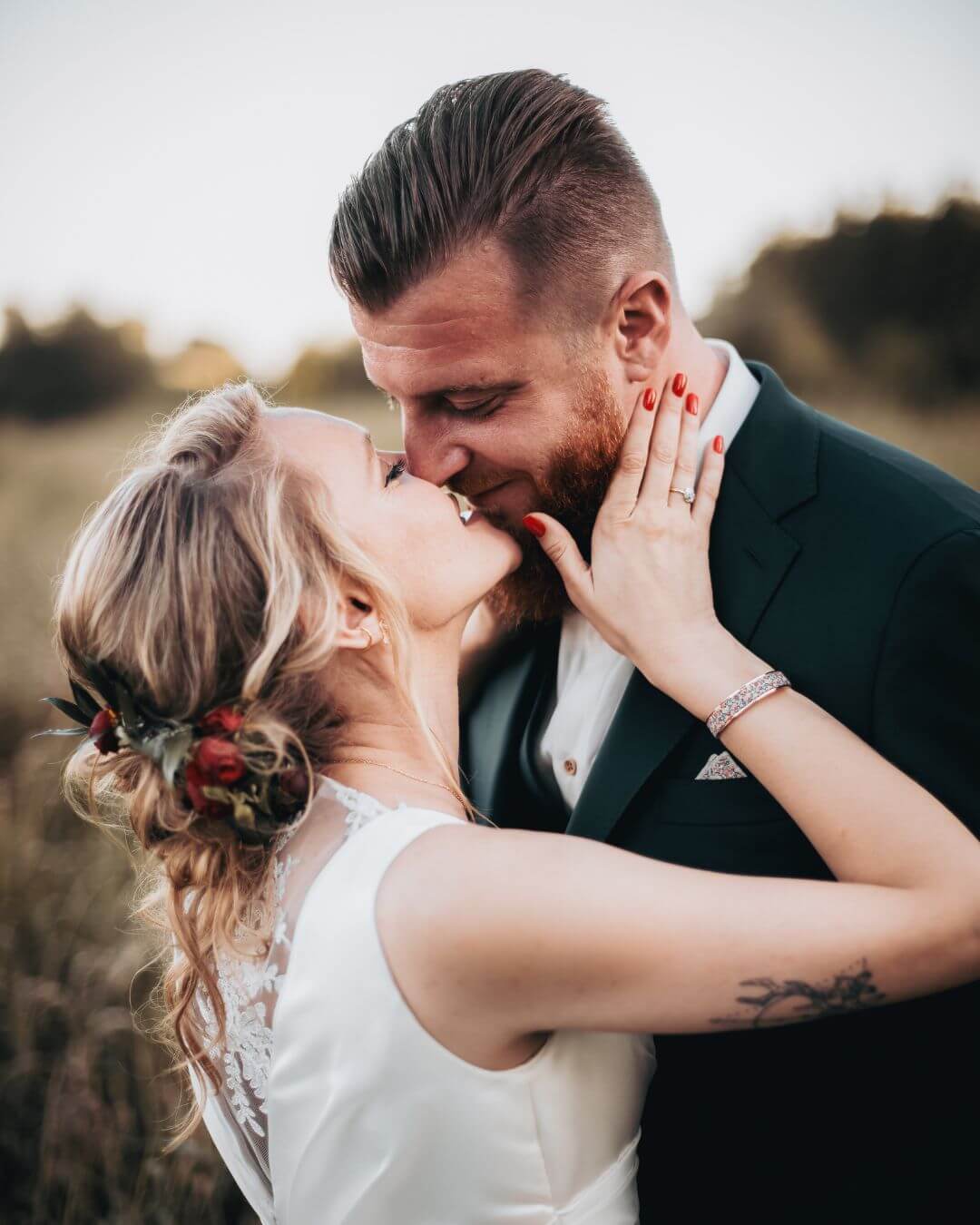 Photographie douce et naturelle d'un couple de mariés