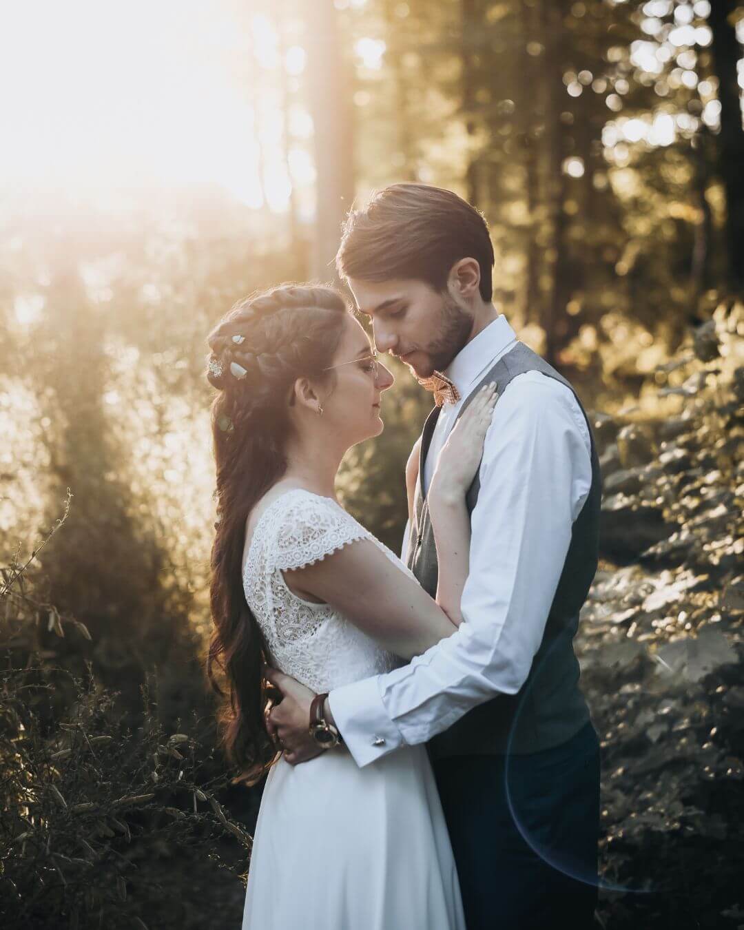 Couple de mariés en séance photo pendant la golden hour